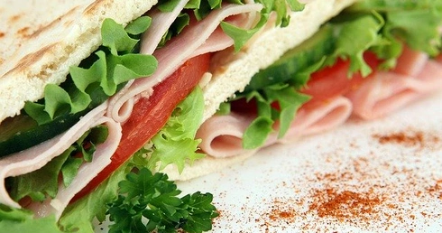 Bp Stułkowski pomagał w jadłodajni dla bezdomnych