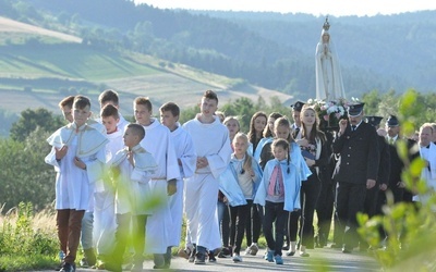 Procesja fatimska z Trzetrzewiny na Strzyganiec.