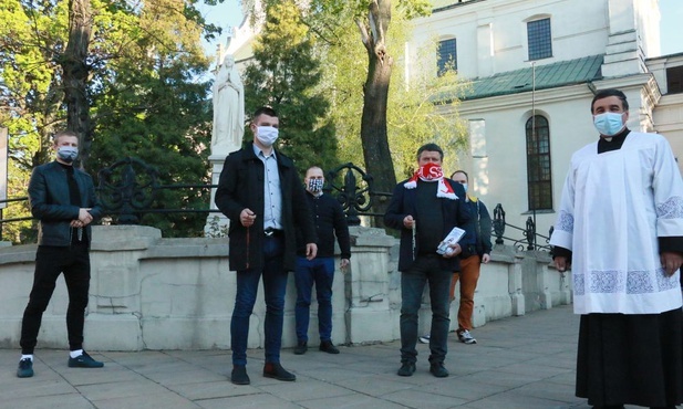 Mężczyźni odmawiają wspólnie Różaniec w pierwszą sobotę miesiąca.