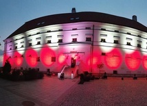 Sandomierski zamek na biało-czerwono