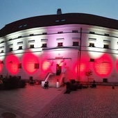 Sandomierski zamek na biało-czerwono