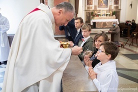 Bp. Marek Solarczyk udziela Komunii św. Michałowi