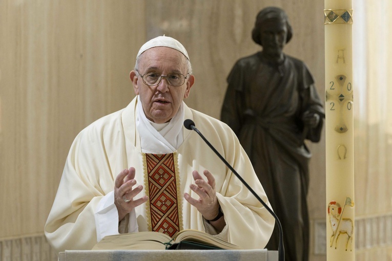 Papież: Prośmy za kapłanów i lekarzy, którzy dają za nas swe życie