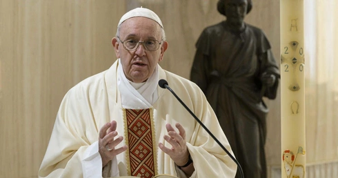 Papież: Prośmy za kapłanów i lekarzy, którzy dają za nas swe życie