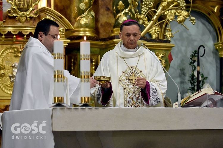 Strzegom. Msza św. za ojczyznę i chorego proboszcza