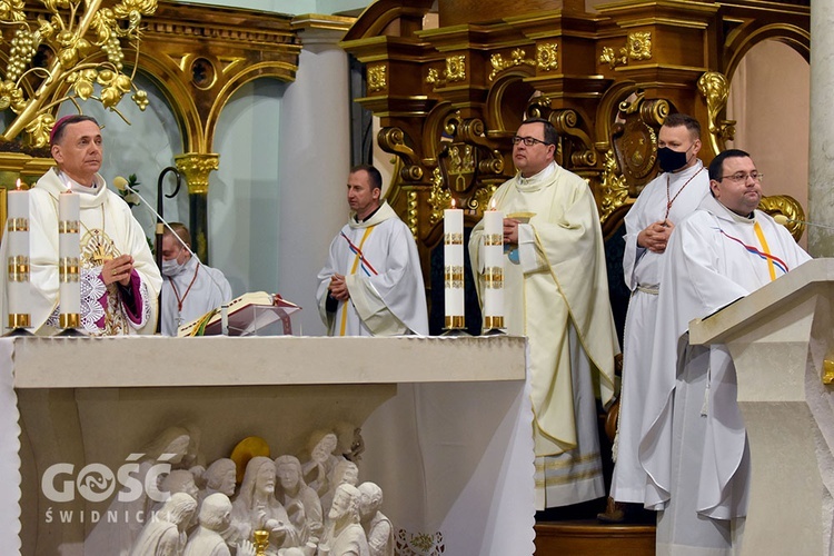 Strzegom. Msza św. za ojczyznę i chorego proboszcza