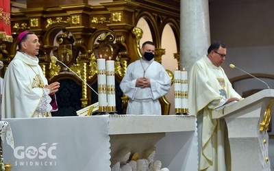 Początek liturgii w strzegomskim kościele.