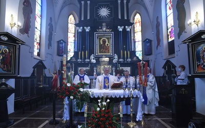 Msza św. w kościele pw. Matki Bożej Królowej Polski w Borzęcinie.
