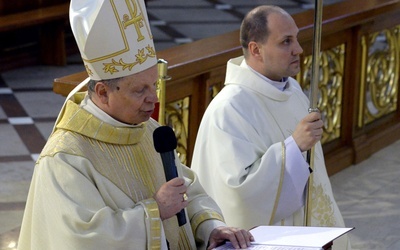 Po homilii pasterz Kościoła radomskiego dokonał aktu zawierzenia diecezji Najświętszemu Sercu Jezusa i Matce Bożej.