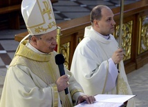 Po homilii pasterz Kościoła radomskiego dokonał aktu zawierzenia diecezji Najświętszemu Sercu Jezusa i Matce Bożej.