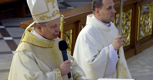 Po homilii pasterz Kościoła radomskiego dokonał aktu zawierzenia diecezji Najświętszemu Sercu Jezusa i Matce Bożej.