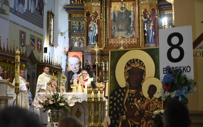 Modlitwie towarzyszyły ikona Matki Boskiej Częstochowskiej oraz znak grupy pielgrzymkowej.