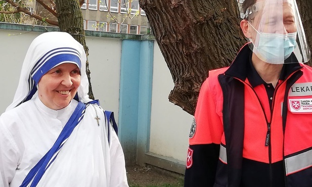 Śląskie. Namioty przy Śląskim Centrum Chorób Serca w Zabrzu, wsparcie niepełnosprawnych. Maltańczycy pomagają