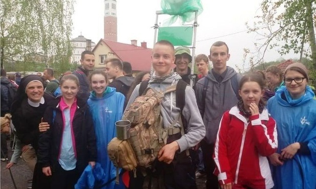 Pątnicy z Międzybrodzia Bialskiego na trasie.
