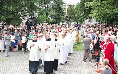 ▲	Takie uroczystości jak ta w Rokitnie pewnie jeszcze długo nie będą możliwe. Być może pod wpływem pandemii wiele  się zmieni w Kościele, ale on sam żyć nie przestanie.