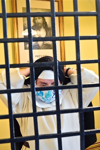 Zmagania trwają po obu stronach kraty klauzury.