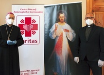 ▲	Bp Tadeusz Lityński i dyrektor diecezjalnej Caritas ks. Podfigórny dziękują wszystkim, którzy troszczą się o osoby w potrzebie.