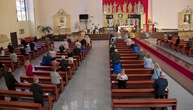 ▲	Coraz więcej osób decyduje się na udział w Eucharystii w kościele. Na zdjęciu: niedzielna Msza św. w parafii pw. Ducha Świętego w Zielonej Górze. 