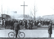 Esbecy fotografowali ludzi gromadzących się 27 kwietnia 1960 r. na os. Teatralnym.