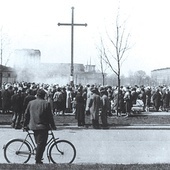 Esbecy fotografowali ludzi gromadzących się 27 kwietnia 1960 r. na os. Teatralnym.