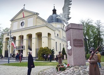 Po Mszach św. pod pomnikami składano kwiaty.