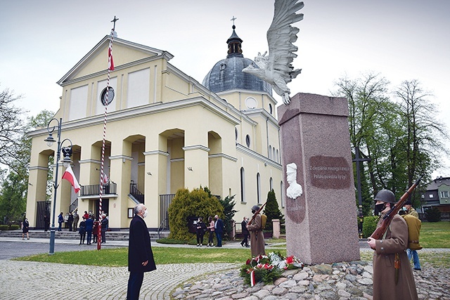 	Po Mszach św. pod pomnikami składano kwiaty.