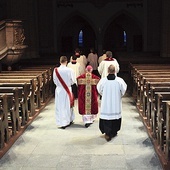 Procesja wyjścia w czasie liturgii w pustej katedrze opolskiej.