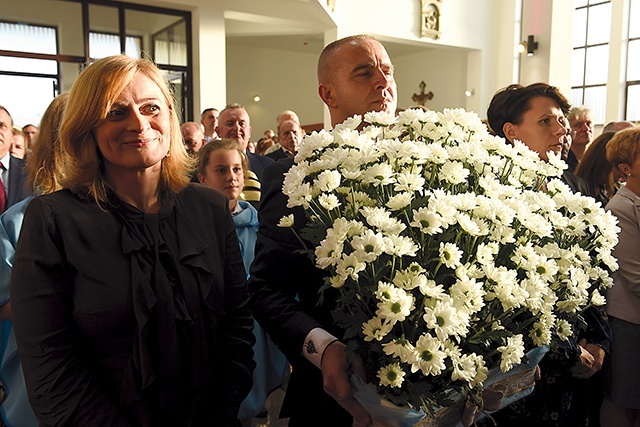 Przedstawiciele margaretek w parafii Miłosierdzia Bożego w Starym Sączu. Świeccy modlą się za kapłanów i o nowe powołania kapłańskie.