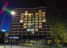 ▲	Na fasadach nieczynnych z powodu pandemii hoteli światło ułożyło się w symbole i napisy. 