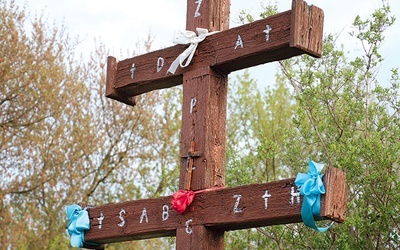 ▲	W Popłacinie nad Wisłą, niedaleko Płocka, stoi znak pamięci o tych, którzy cierpieli od morowego powietrza. Na nim – pierwsze litery modlitwy papieża św. Zachariasza (†752), która zaczynała się od słów: „Krzyżu Chrystusa, zachowaj mnie...”.