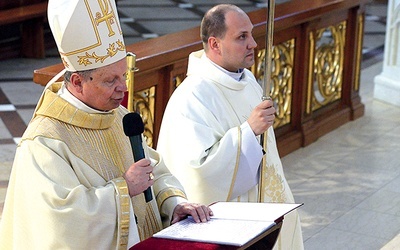 ▲	Po homilii pasterz oddał Kościół radomski Najświętszemu Sercu Jezusa i Matce Bożej.