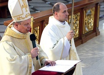 ▲	Po homilii pasterz oddał Kościół radomski Najświętszemu Sercu Jezusa i Matce Bożej.