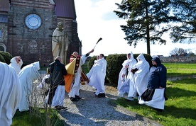 ▲	Przy figurze św. Bernarda zakonnicy prosili o dobre plony.