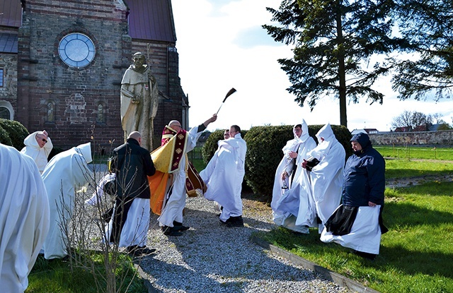 ▲	Przy figurze św. Bernarda zakonnicy prosili o dobre plony.