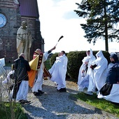 ▲	Przy figurze św. Bernarda zakonnicy prosili o dobre plony.