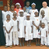 ▲	Ks. Mirosław Bujak (z prawej) z wiernymi ze swojej parafii.