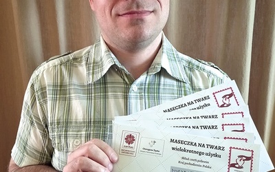 ◄	Dariusz Długajczyk prezentuje koperty  na maseczki.