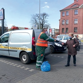 ◄	W akcję rozdawania maseczek zaangażowały się wszystkie miejskie służby w Chorzowie.