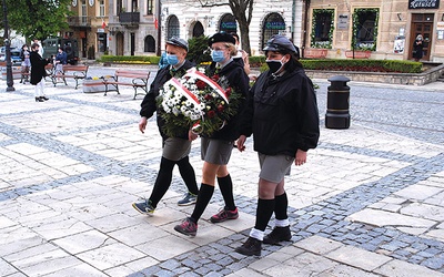 ▲	Sandomierz. Złożenie kwiatów pod tablicą upamiętniającą bohaterów narodowych.