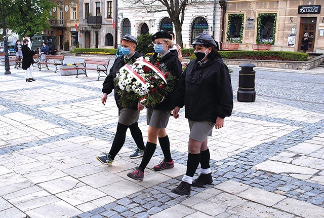 ▲	Sandomierz. Złożenie kwiatów pod tablicą upamiętniającą bohaterów narodowych.