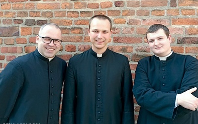 ▲	Kandydaci na nowych diakonów diecezji.