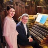 ◄	Wykonawcami cyklu koncertów są Małgorzata Rocławska (sopran) i Błażej Musiałczyk (organy).