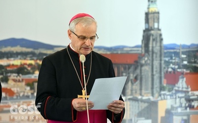 Bp. Marek Mendyk na tle stolicy diecezji.