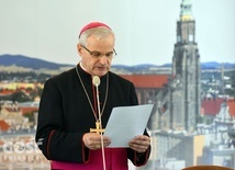 Bp. Marek Mendyk na tle stolicy diecezji.