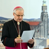 Bp. Marek Mendyk na tle stolicy diecezji.