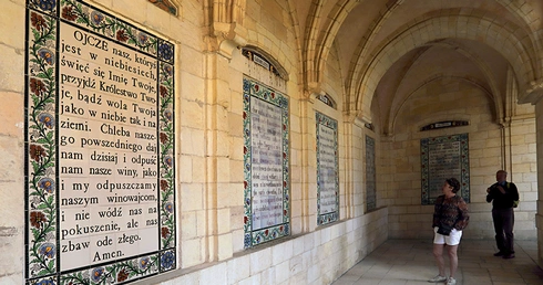 W kościele „Ojcze Nasz” w Jerozolimie na ścianach wiszą tablice z tą modlitwą w ponad 140 językach.