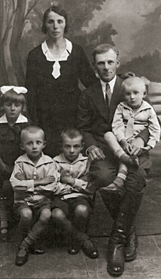 Rok 1935, rodzina Kamińskich. Mały Miecio na kolanach taty.