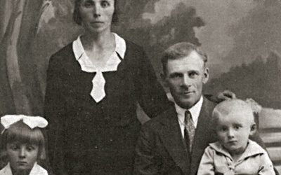Rok 1935, rodzina Kamińskich. Mały Miecio na kolanach taty.