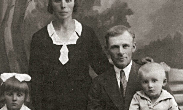 Rok 1935, rodzina Kamińskich. Mały Miecio na kolanach taty.