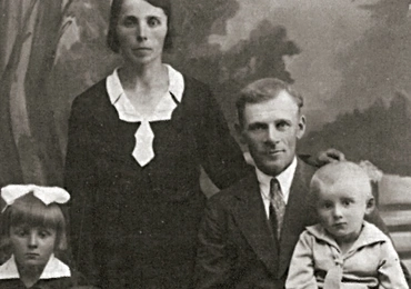 Rok 1935, rodzina Kamińskich. Mały Miecio na kolanach taty.
